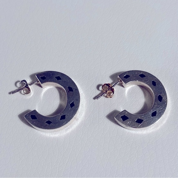 Sterling silver hoop pierces earring - Picture 2 of 4